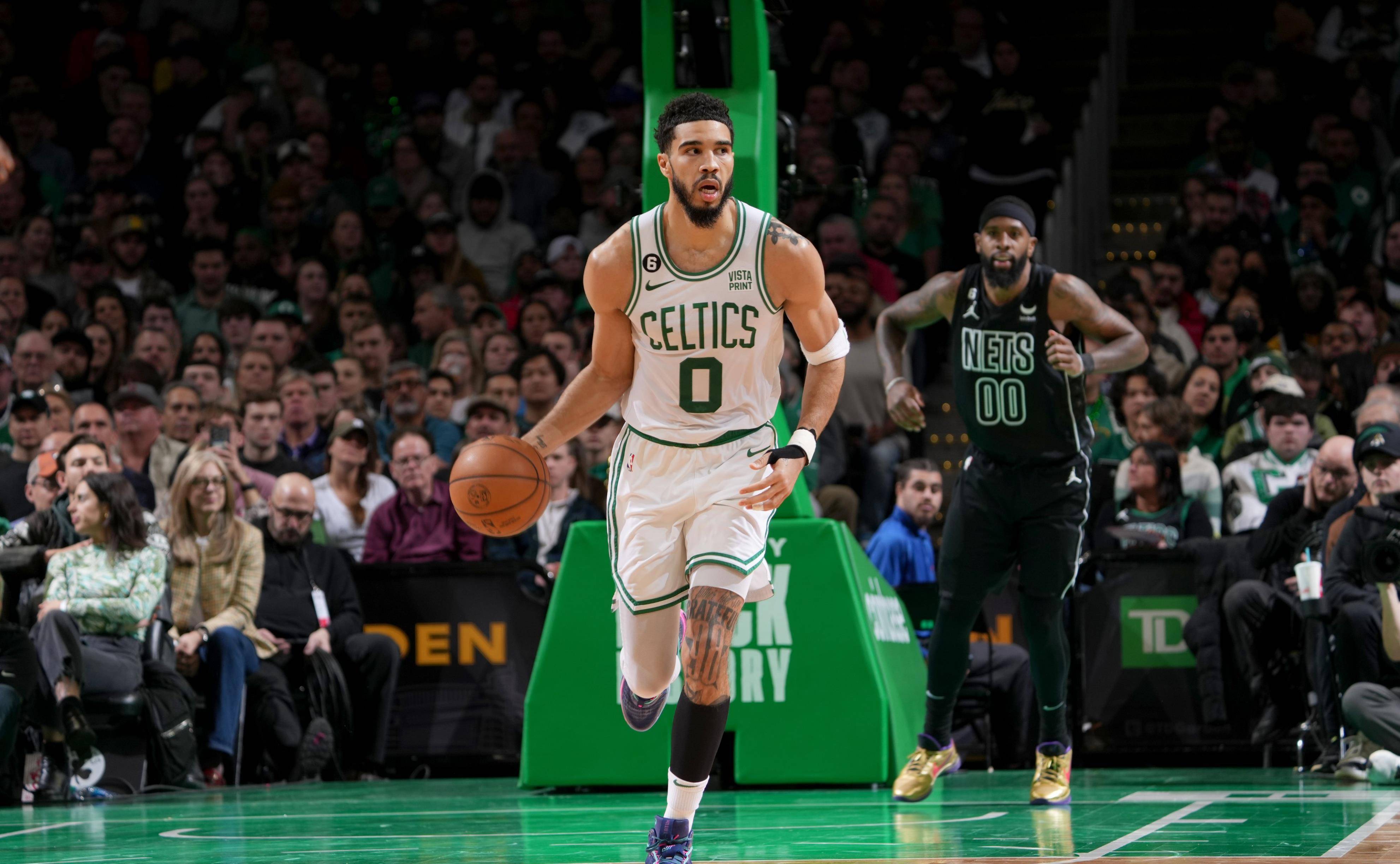 巴特勒独木难支，勇士艰难领先（巴特勒孤掌难鸣，勇士艰难取得领先）