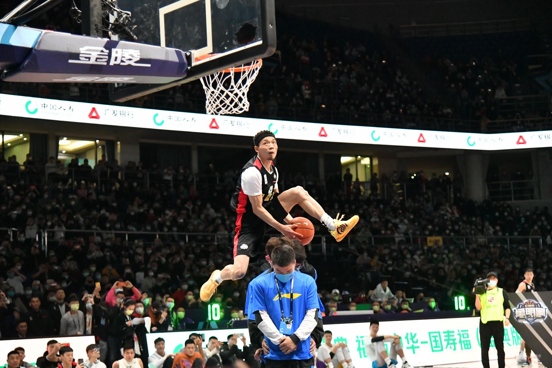 瓜迪奥拉：哈兰德发挥的很好，福登踢的太着急了需要更冷静（瓜迪奥拉：哈兰德表现出色，福登过于急躁需更冷静）