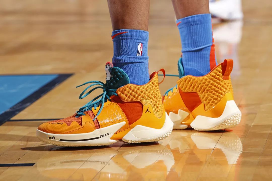 利物浦1-0皇马，麦卡利斯特一击制胜，库尔图瓦屡献神扑难救主（利物浦1-0击败皇马：麦卡利斯特制胜，库尔图瓦多次神扑仍难挽败局）