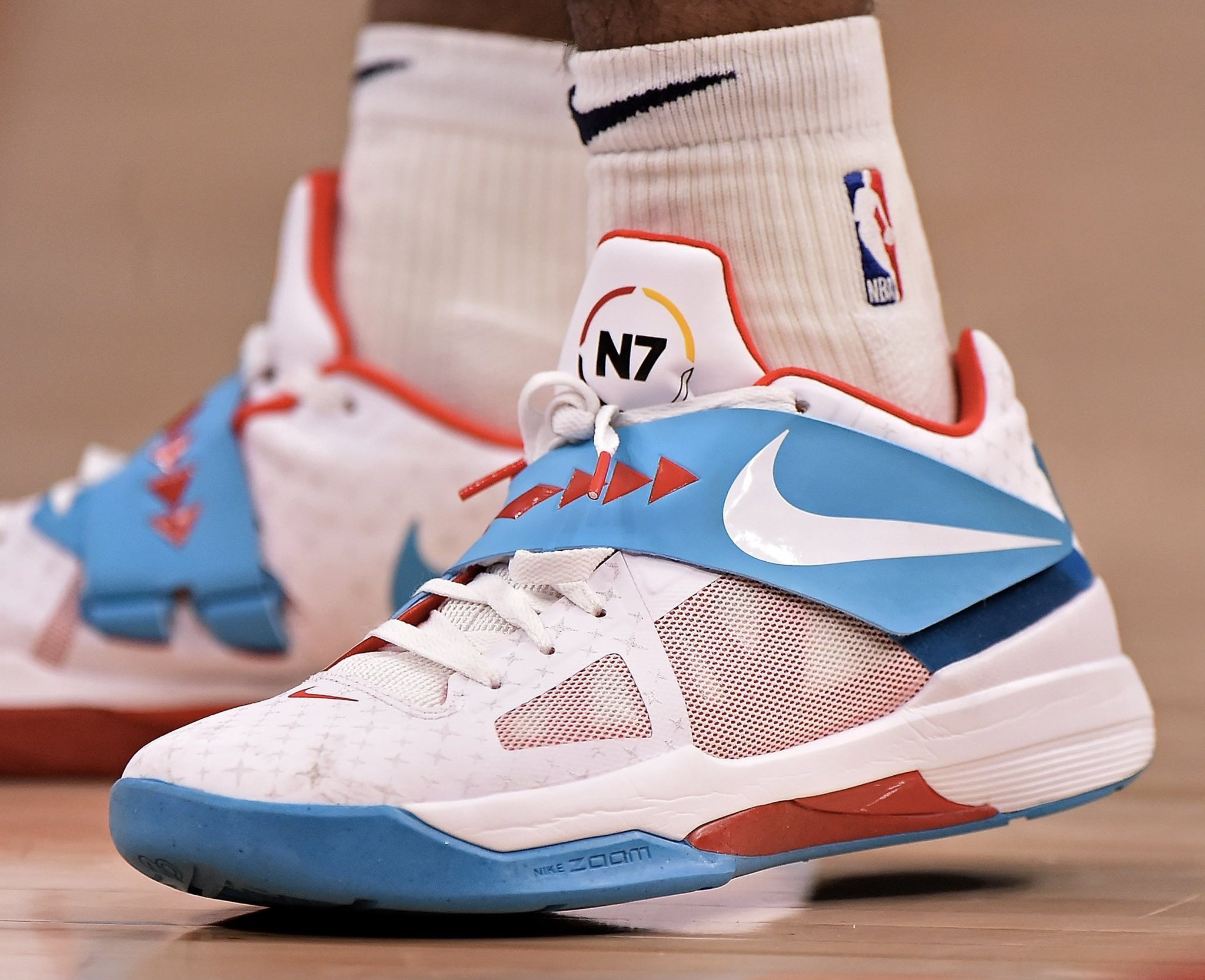 一剑封喉！高诗岩三分杀死比赛 全场仅这一次出手&贡献5分8助（关键三分定胜局！高诗岩全场唯一出手命中，贡献5分8助攻）