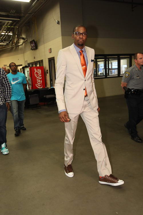 阿西尼翁：孔帕尼能让球员愿意闭着眼睛跟随他上场拼战（阿西尼翁：孔帕尼让球员愿意毫不犹豫地跟他上场拼搏）