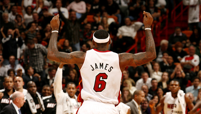 防线漏洞频出 难挡对手冲击（后防失误不断 难以抵御对手猛攻）