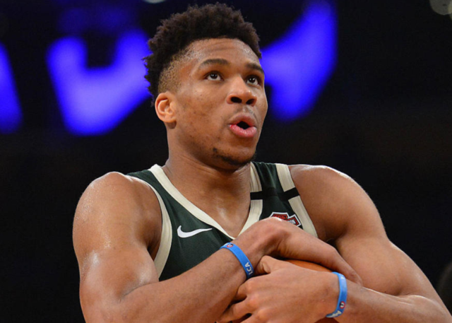 亚历山大15中11轰28分8助，连续96场20+得分（亚历山大15投11中轰28分8助，已连续96场20+）