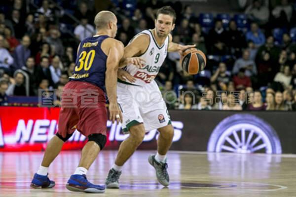 基米希穿充气南瓜装庆祝万圣节，德国队友劳姆赞其为“超模”（基米希穿充气南瓜服庆祝万圣节，德国队友劳姆直呼像超模）