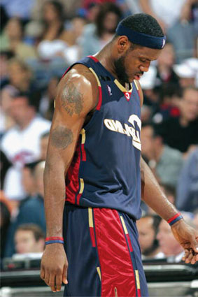 小卡空砍36+7哈登梦游，鲍威尔轰30分手刃旧主，热火送快船5连败（小卡36+7难救主，哈登低迷；鲍威尔30分复仇旧主，热火送快船五连败）