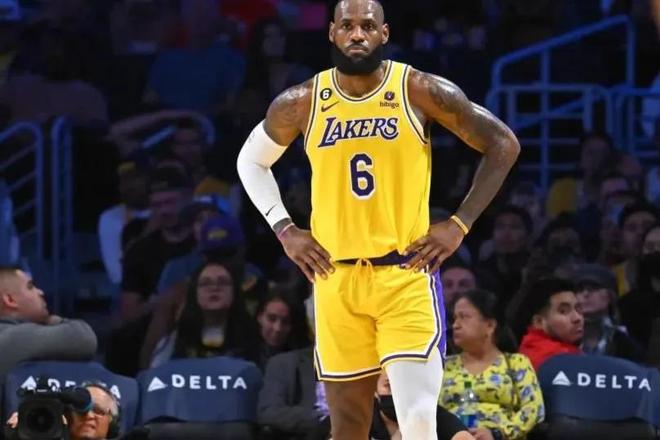 多特4-0十人黄潜，吉拉西双响，阿德耶米、斯文松建功，法比奥-席尔瓦失点（十人黄潜遭多特4-0横扫：吉拉西梅开二度，阿德耶米、斯文松破门，法比奥-席尔瓦点球失手）