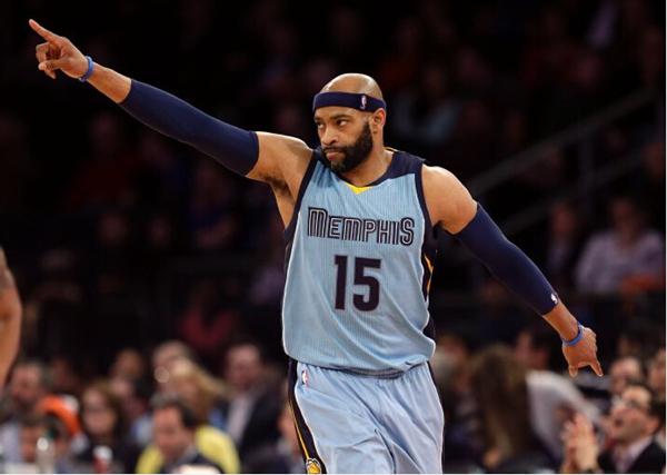 2025赛季，成都蓉城以红焰为刃、热血为甲，在三...（2025赛季，成都蓉城执赤焰为锋、披热血为甲，在三...）