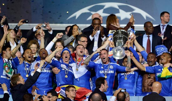 篮球赛场激情四溢，徐杰单臂摘板，张文逸三分球震惊全场（球场沸腾：徐杰单臂强摘篮板，张文逸三分轰动全场）