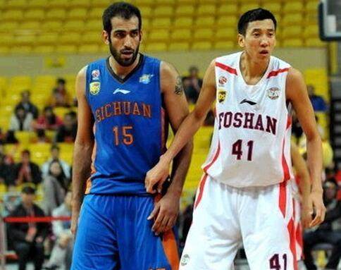 探寻红色服饰的优雅魅力（邂逅红色时装的典雅风采）