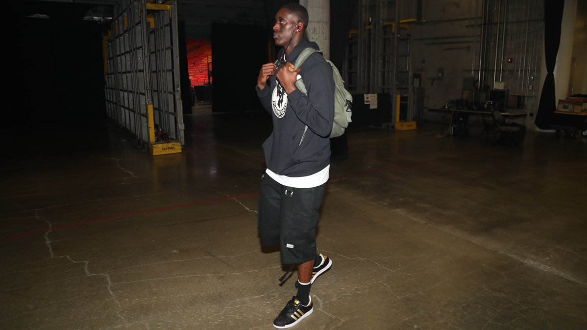 半场战报：米兰0-0拉齐奥，迈尼昂献神扑，红黑军团0射正（半场战况：米兰0-0拉齐奥，迈尼昂神勇救险，红黑军团零射正）