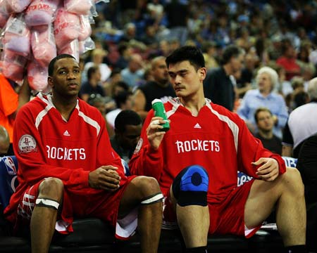 帕斯精彩晃动转身让老大哥劳塔罗滑倒（帕斯炫技转身过人，老大哥劳塔罗被晃倒）