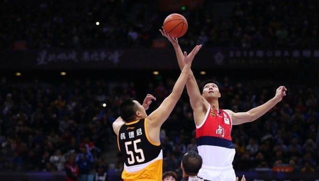 东契奇最新搞笑广告：向博班裁判和Woj道歉 送上签名鞋赔罪（东契奇爆笑新广告：向博班、裁判与Woj致歉，奉上签名球鞋赔礼）