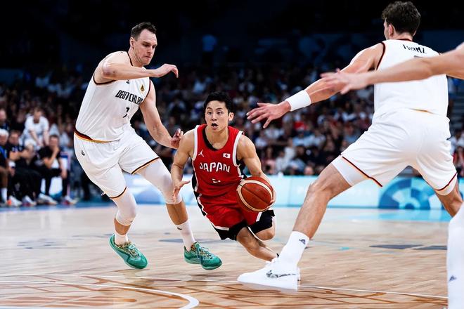 篮球CBA赛场精彩进攻合集（CBA篮球精彩进攻集锦）