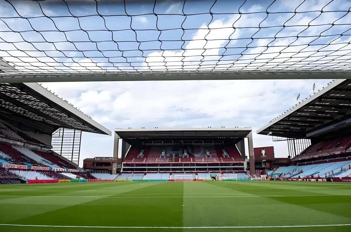 阿斯：巴萨本赛季球场外事务增多，弗里克比上赛季更加情绪化（阿斯：巴萨本季场外事务激增，弗里克较上季情绪起伏更大）