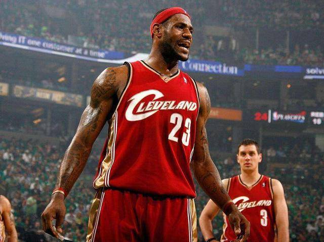 完成大四喜，姆巴佩当选欧冠官方本周最佳球员（姆巴佩轰四球，荣膺欧冠官方周最佳）